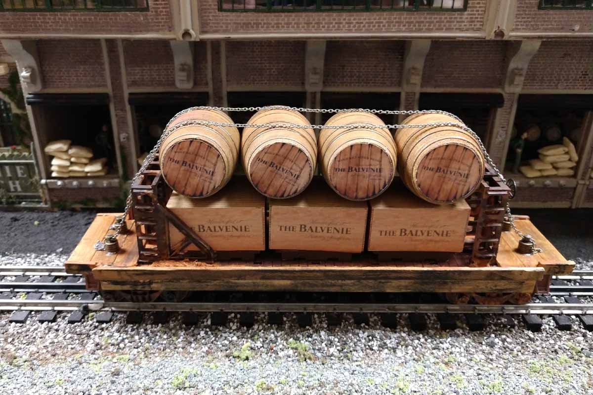 deadhead railways - model trains - weathered barrels and boxes on weathered train